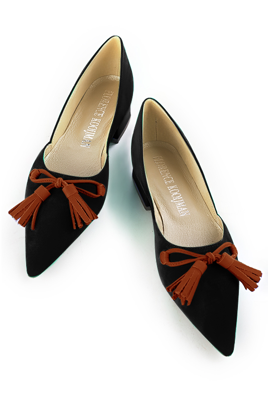 Matt black and terracotta orange women's dress pumps, with a knot on the front. Pointed toe. Flat block heels. Top view - Florence KOOIJMAN